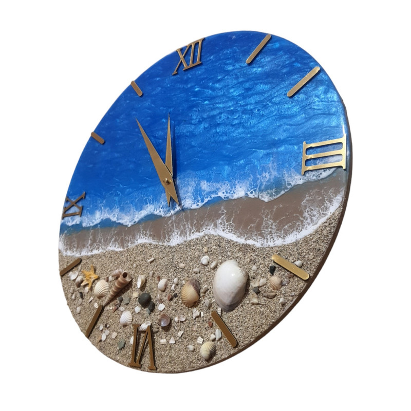 ساعت رزینی دیواری طرح دریا و ساحل با عدد یونانی و عقربه طلایی