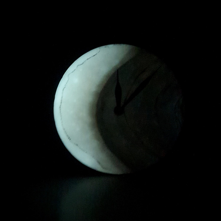 ساعت دیواری رزینی مدل ماه رزینی شبتاب