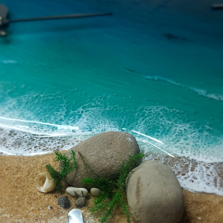 نمای نزدیک صدف و شن واقعی در ساعت رزینی طرح دریا