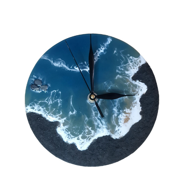 ساعت دیواری رزینی دستساز طرح دریا با رنگهای آبی و سبز طبیعی