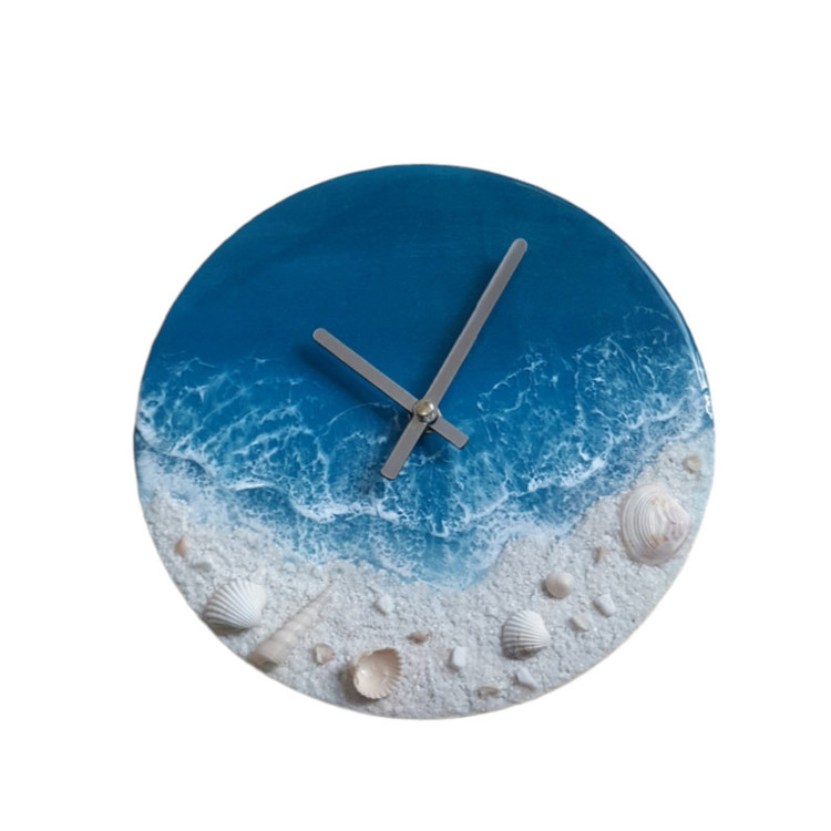 ساعت دیواری رزینی بدون اعداد با طرح دریا و ساحل سفید