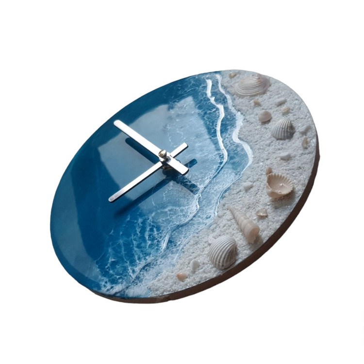 نمای نزدیک شن سفید و صدف طبیعی در ساعت رزینی دستساز