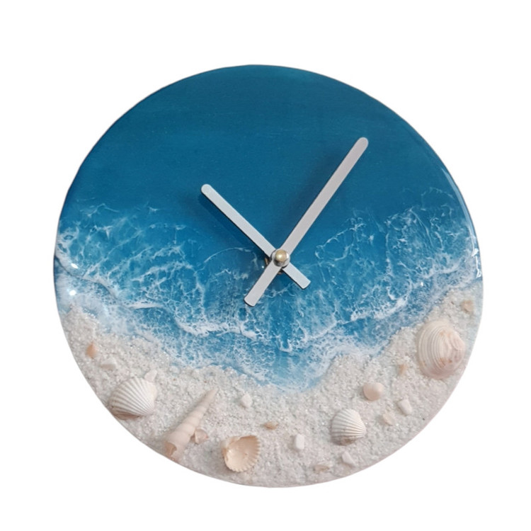 ساعت رزینی نصبشده روی دیوار با طراحی ساحلی سفید و دریا